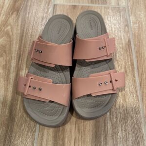 Women’s Crocs Brooklyn Buckle Low Wedge Sandals in Size 6